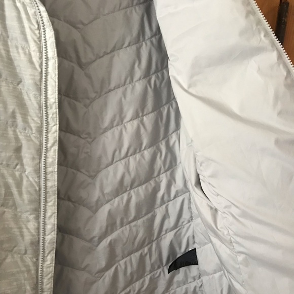 The North Face women’s lightweight puffer jacket. Size medium. - Picture 3 of 6